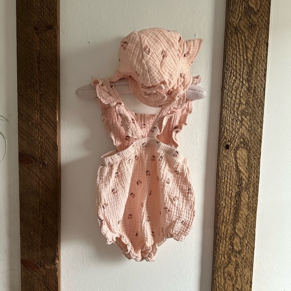 Boutique Emily & Oliver Baby Girl Muslin Floral Romper & Hat Matching Set - Picture 3 of 7